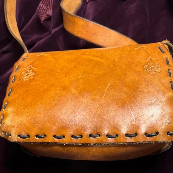 Classic Tan Handmade Leather Shoulder Bag with Brass Clasp - Picture 7 of 7